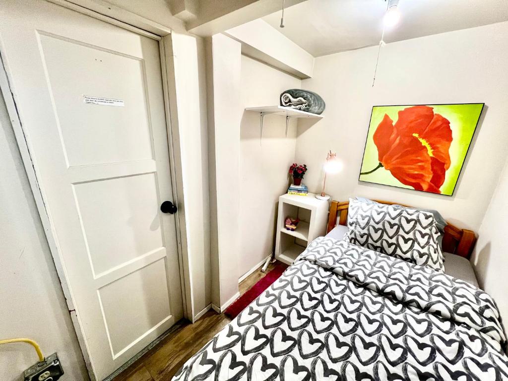 - une petite chambre avec un lit et une porte blanche dans l'établissement Tiny Private Room on the 1st Floor Shared Bathroom near Airport and Downtown Seattle, à Seattle