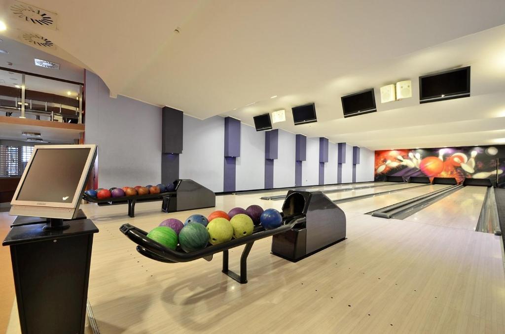 Televízia a/alebo spoločenská miestnosť v ubytovaní Hotel Nest