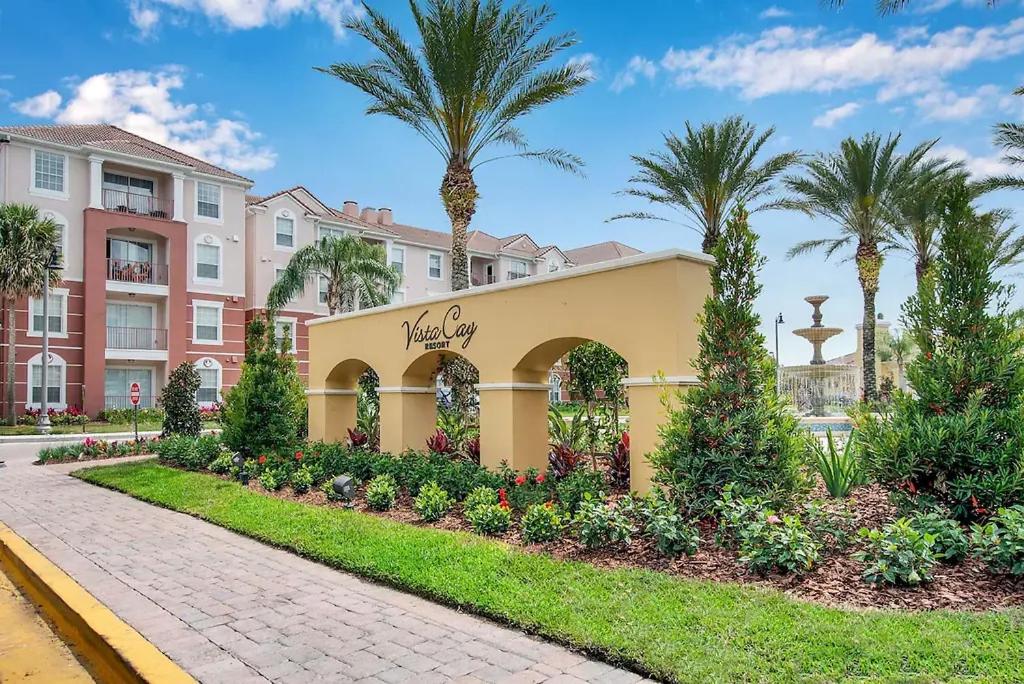 a resort with palm trees and a building at Vista Cay Jewel Luxury Condo by Universal Orlando Rental in Orlando