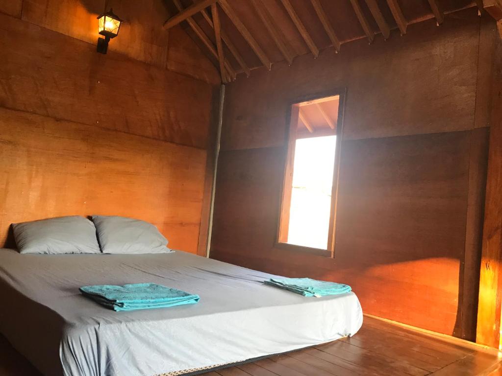 Postel nebo postele na pokoji v ubytování Muni's Lombok Bungalow