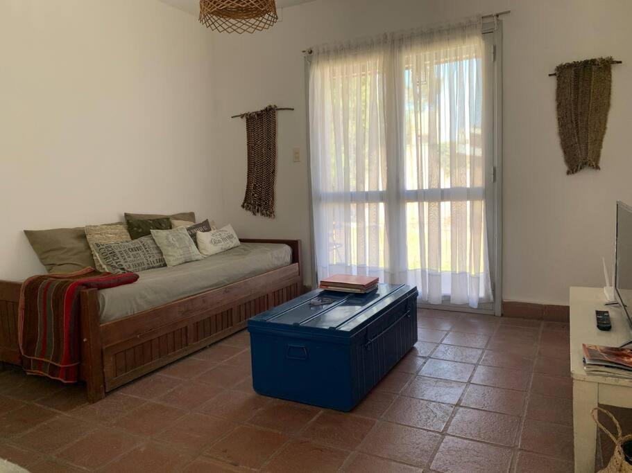 uma sala de estar com um sofá e uma mesa em La casita de Isabella em Córdoba