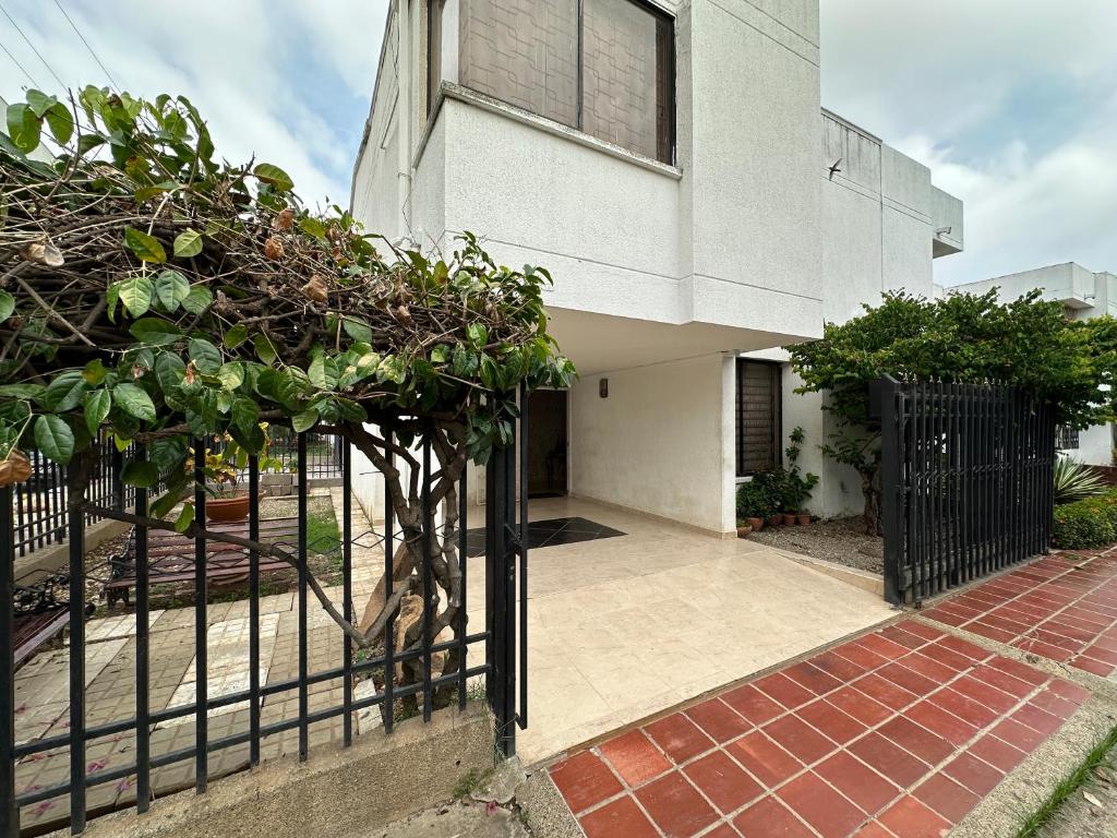 uma cerca preta em frente a uma casa em Casa Los Almendros, Valledupar casa completa em Valledupar