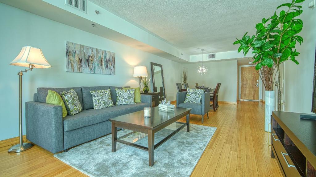 sala de estar con sofá y mesa en Beautiful Brickell Miami apt 2BR/2BA + Parking, en Miami