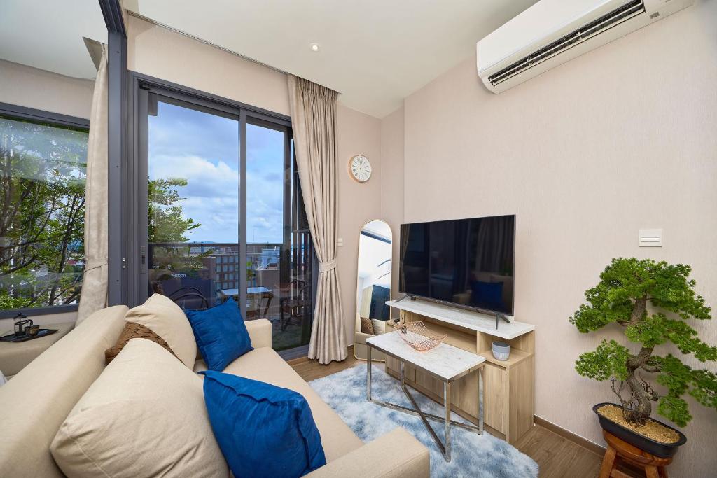 TV a/nebo společenská místnost v ubytování Pattaya North Apartments ONCE - by Hilton group