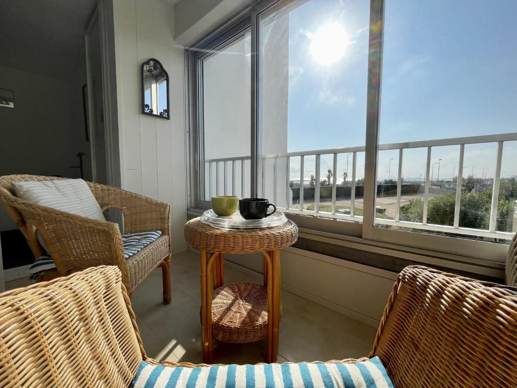 une pièce avec une table, des chaises et une fenêtre dans l'établissement Appartement T2 cabine avec climatisation, parking privatif à Sète - FR-1-338-466, à Sète