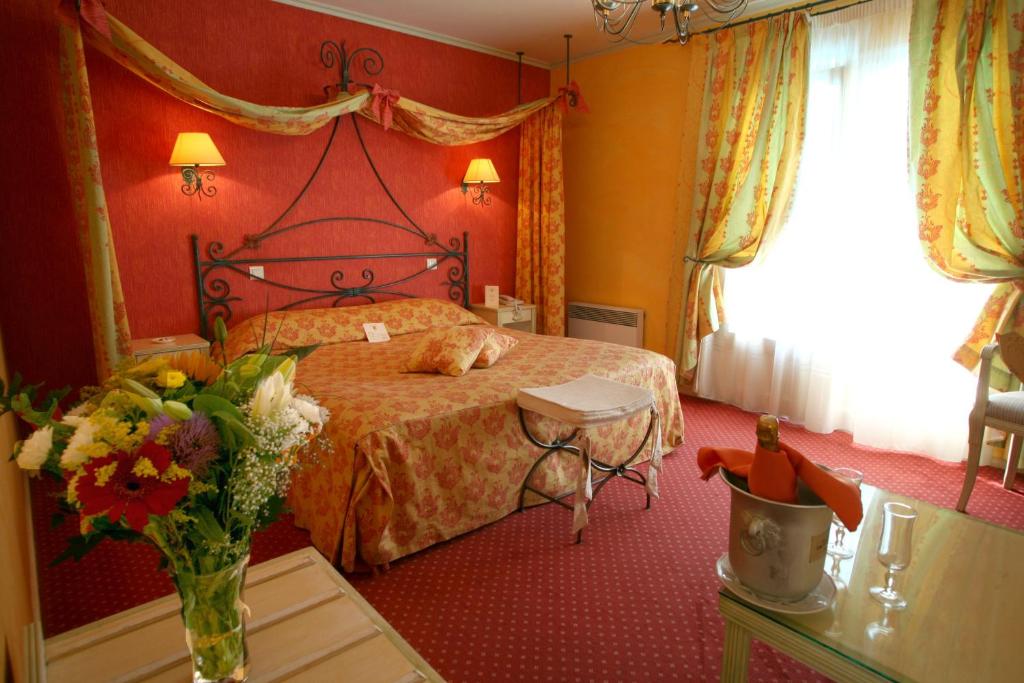 Postel nebo postele na pokoji v ubytování Hôtel Mireille