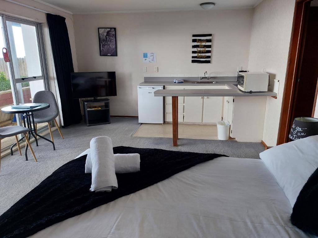 Kuchyň nebo kuchyňský kout v ubytování Edgewater Motel