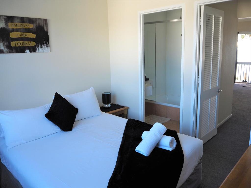 Postel nebo postele na pokoji v ubytování Edgewater Motel