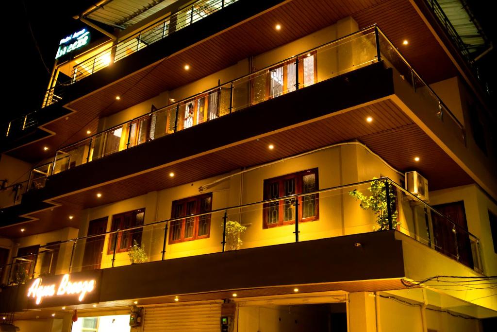 un edificio con balcone e piante sopra di HOTEL AQUA BREEZE a Port Blair