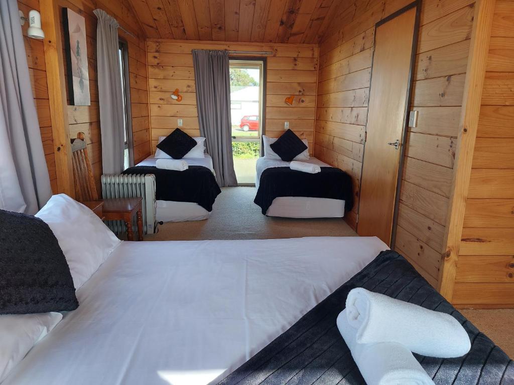 Postel nebo postele na pokoji v ubytování Edgewater Motel
