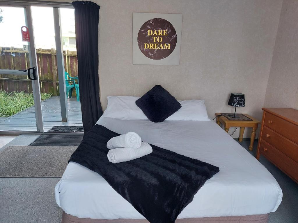 Postel nebo postele na pokoji v ubytování Edgewater Motel