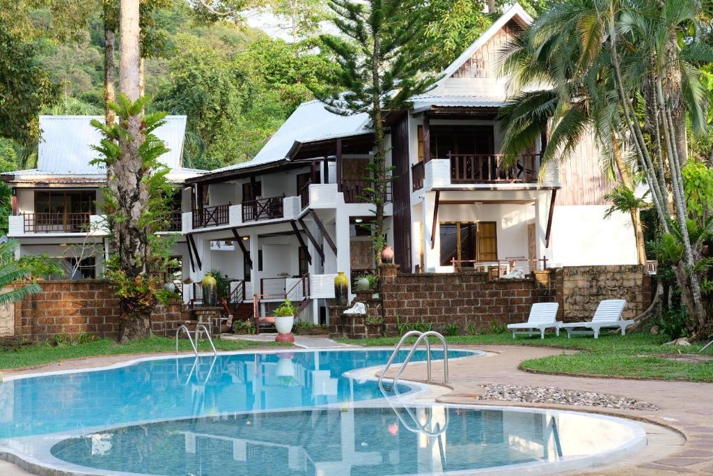 un resort con piscina di fronte a un edificio di Baansook Resort Koh Chang a Ko Chang