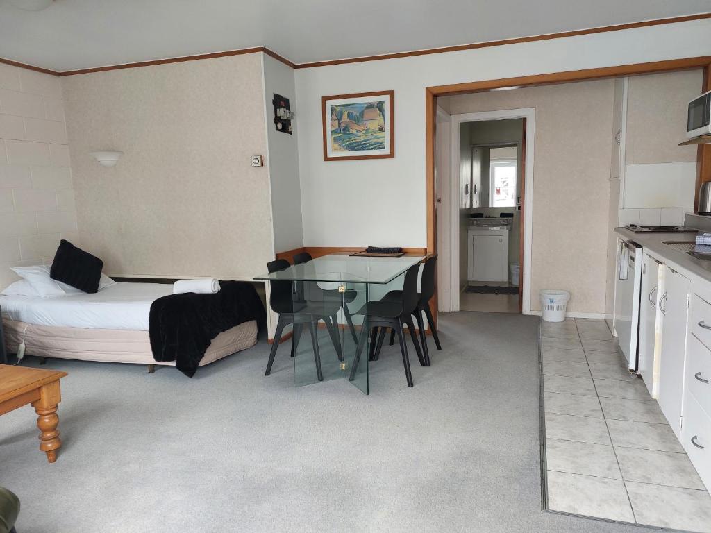Kuchyň nebo kuchyňský kout v ubytování Edgewater Motel
