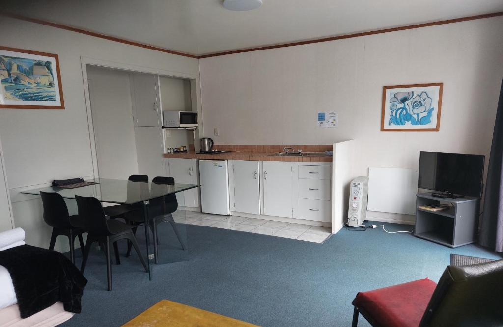 Kuchyň nebo kuchyňský kout v ubytování Edgewater Motel