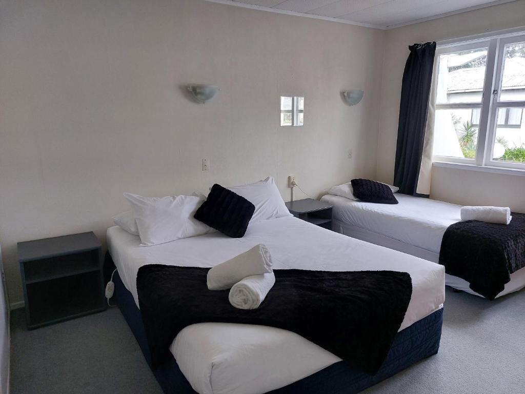 Postel nebo postele na pokoji v ubytování Edgewater Motel