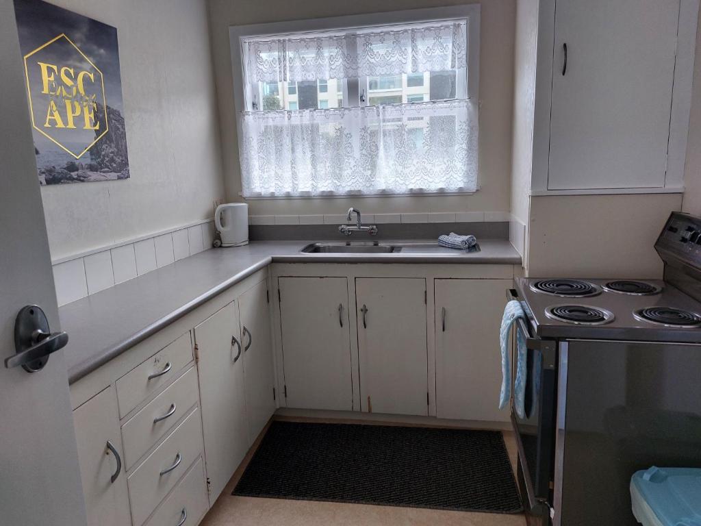 Kuchyň nebo kuchyňský kout v ubytování Edgewater Motel