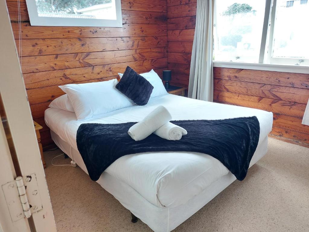 Postel nebo postele na pokoji v ubytování Edgewater Motel