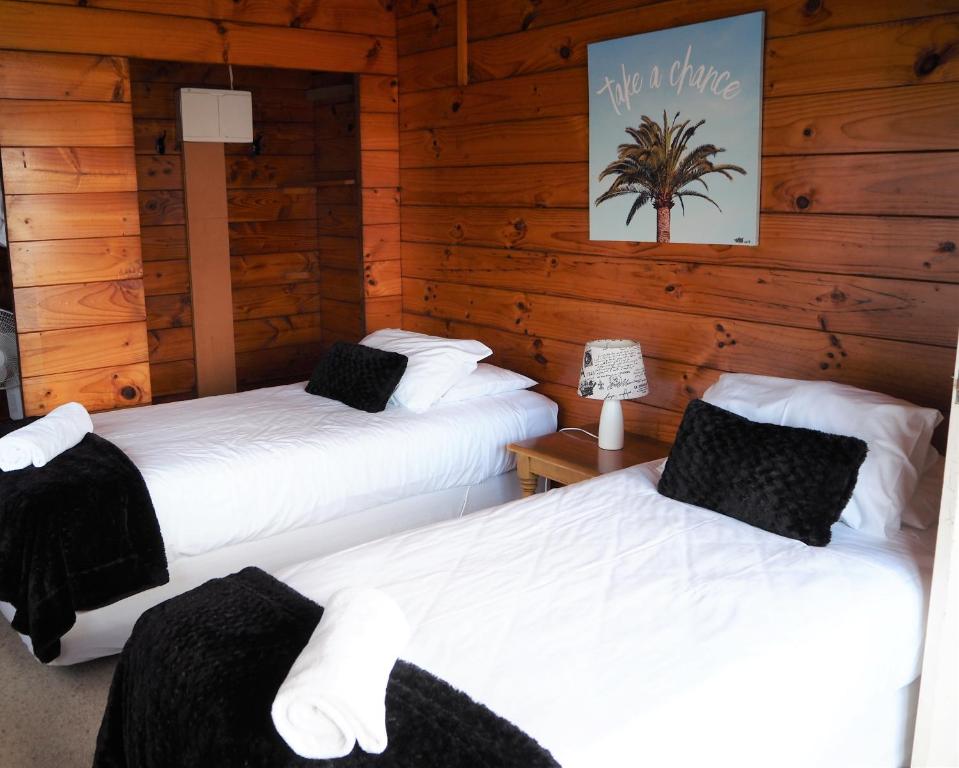 Postel nebo postele na pokoji v ubytování Edgewater Motel
