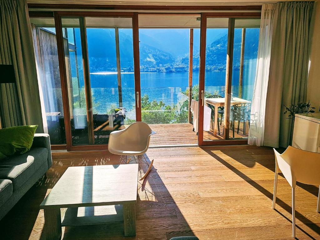 uma sala de estar com vista para a água em Residence Bellevue em Erlberg