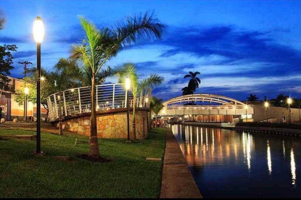 un río con una palmera y un semáforo en Departamento Centro Historico de Tampico, en Tampico