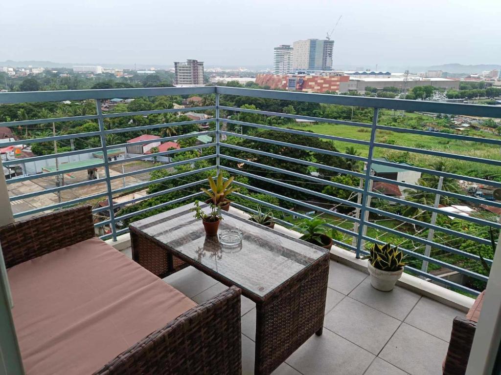 een balkon met een tafel en stoelen en uitzicht bij Executive Studio at One Madison Place Iloilo City in Iloilo City