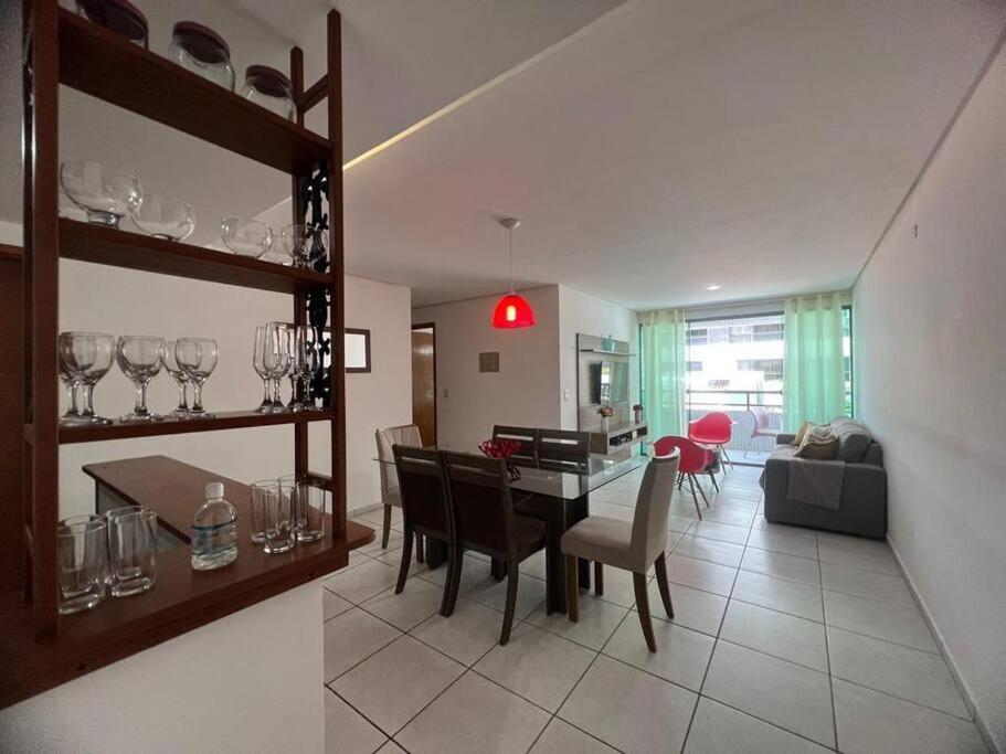 sala de estar y comedor con mesa y sillas en Apartamento a 4min da praia em Tambaú-João Pessoa, en João Pessoa