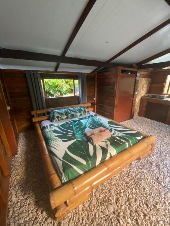 uma cama no meio de um quarto em Fare Tahima em Fare