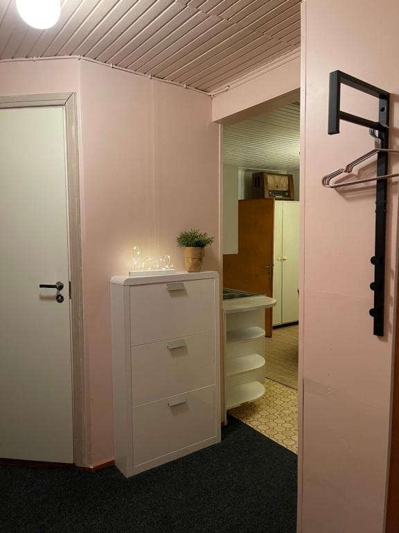um quarto com um armário com uma cómoda e uma porta em Aron Hill Home em Rovaniemi