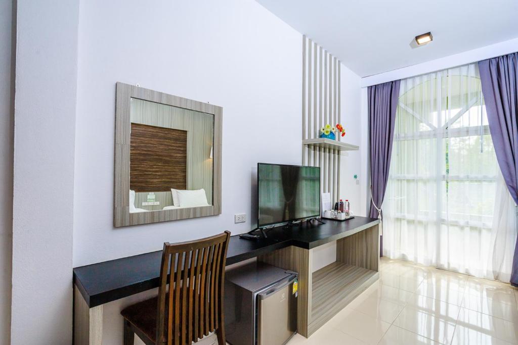 TV a/nebo společenská místnost v ubytování Ao Nang Baan Suan Resort