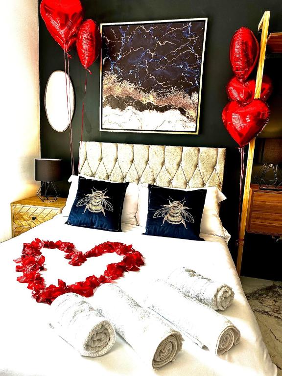 Duke and Duchess Apartments and Rooms - Private in Room Hot Tub Suites - Superior Studio