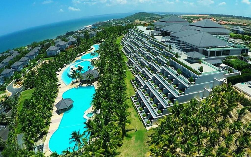 uma vista aérea do resort em Family Villa in Sea Links Beach City Mũi Né em Mui Ne