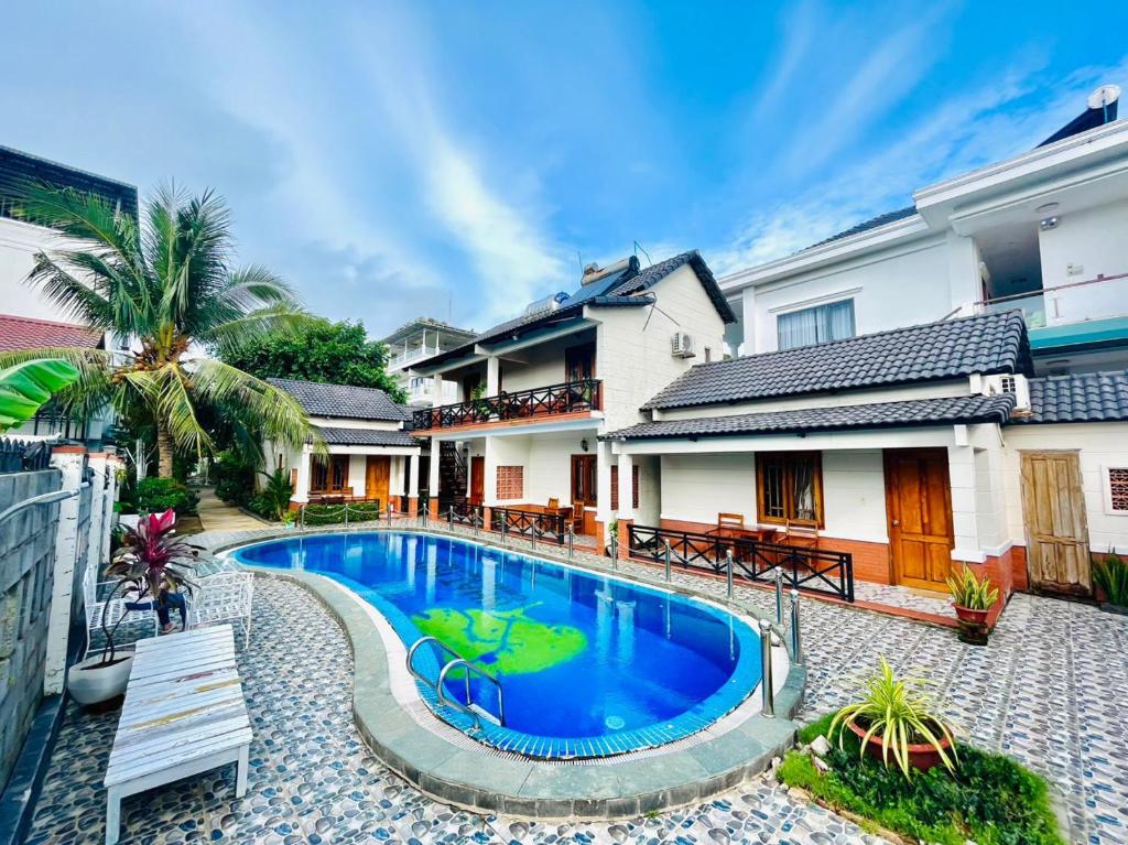 ein Pool vor einem Haus in der Unterkunft Nhat Huy Bungalow Phu Quoc in Phu Quoc