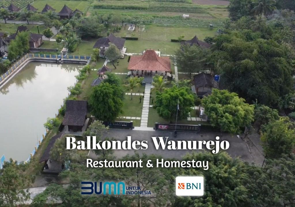 eine Luftansicht einer Villa in einem Resort in der Unterkunft Balkondes Wanurejo in Borobudur