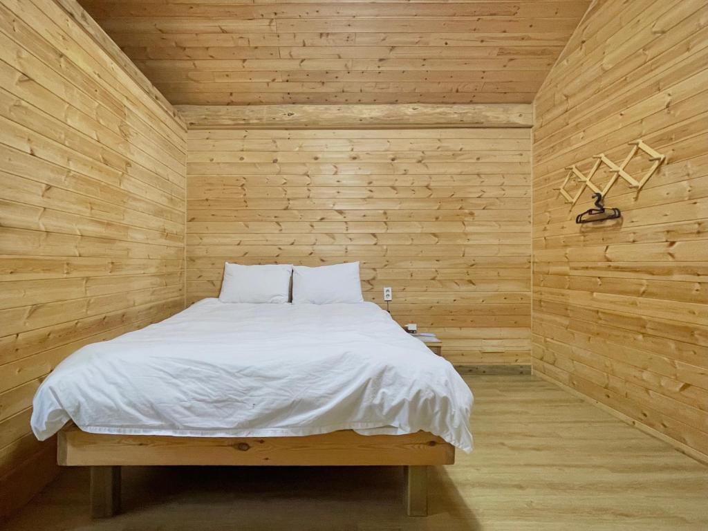 Postel nebo postele na pokoji v ubytování Log Park Dochidol Ranch