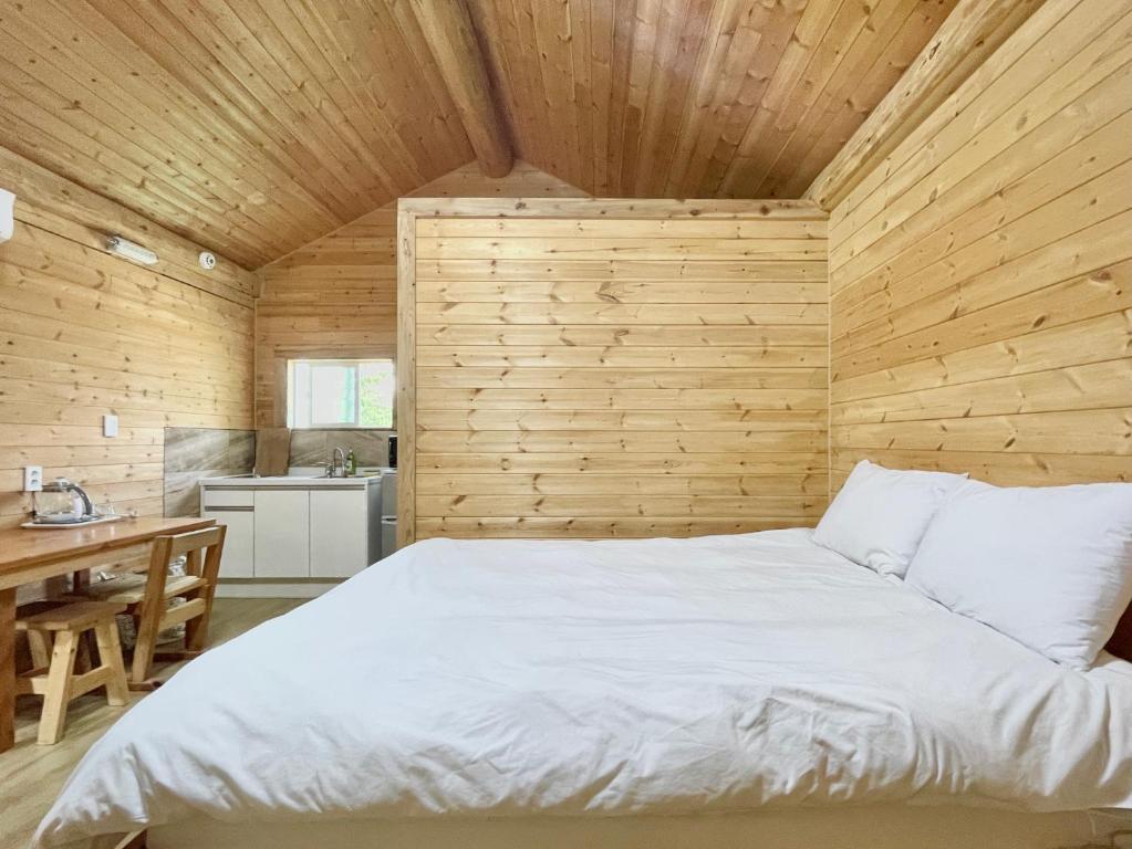 Postel nebo postele na pokoji v ubytování Log Park Dochidol Ranch