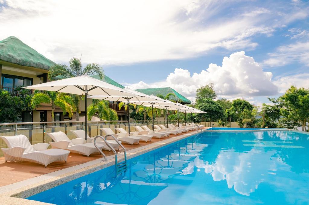 Bazén v ubytování H Resort Bohol - The Coral Cliff by SMS Hospitality nebo v jeho okolí