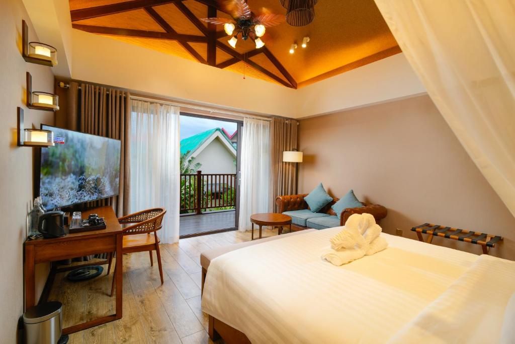 Postel nebo postele na pokoji v ubytování H Resort Bohol - The Coral Cliff by SMS Hospitality