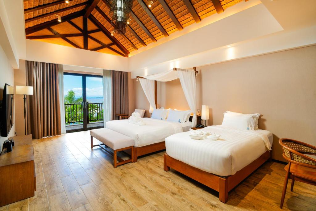 Postel nebo postele na pokoji v ubytování H Resort Bohol - The Coral Cliff by SMS Hospitality