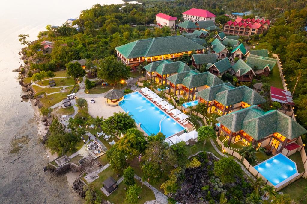 una vista aérea de un complejo con piscina en H Resort - The Coral Cliff, en Calape