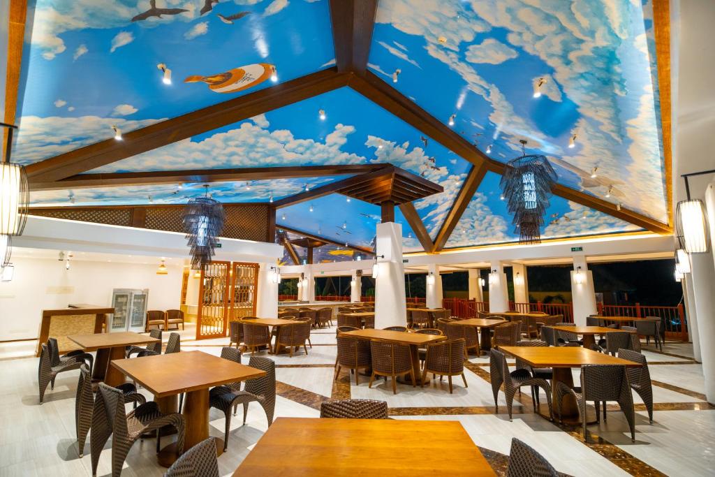 Restaurace v ubytování H Resort Bohol - The Coral Cliff by SMS Hospitality
