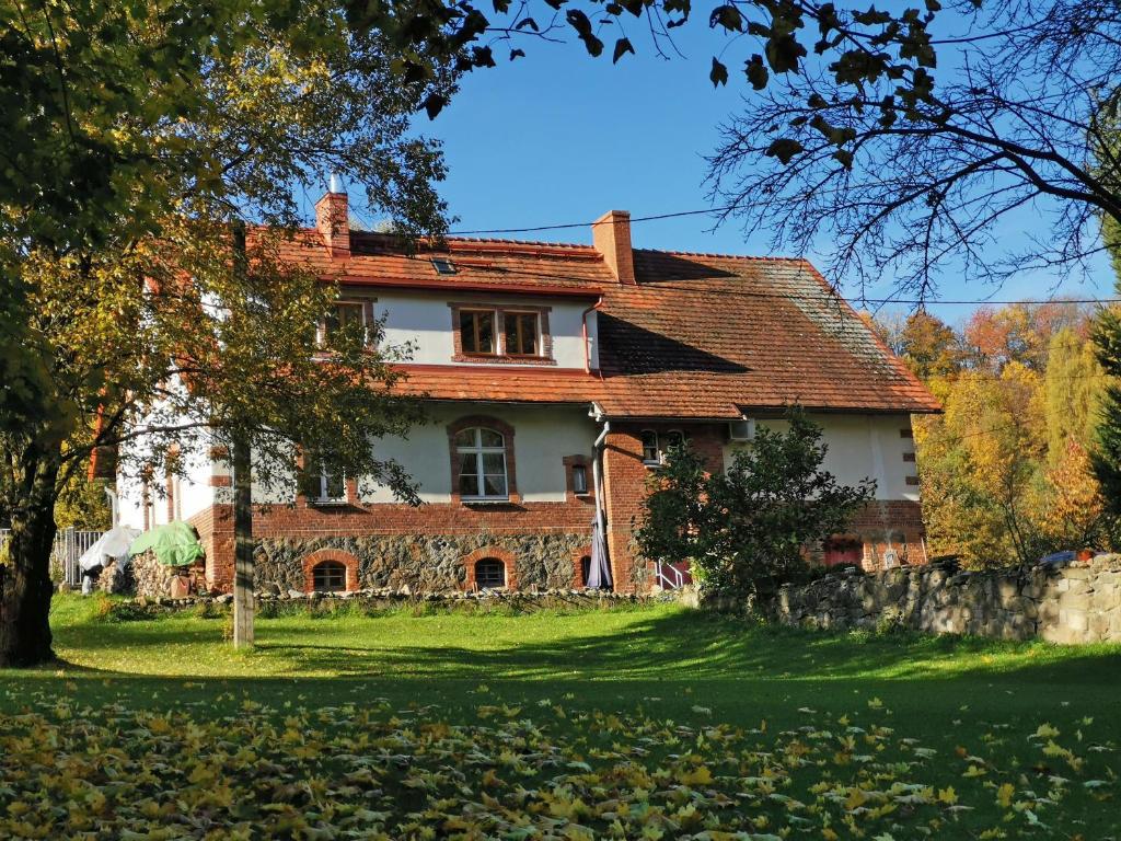 Vonkajšia záhrada v ubytovaní ZACZAROWALIM - Dom w Górach Sowich