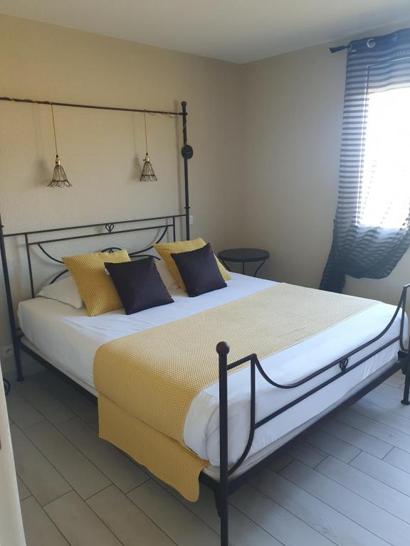 Postel nebo postele na pokoji v ubytování Le Mas des Quintrands Manosque - Motel de charme