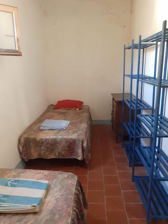 Cette chambre comprend deux lits et une échelle bleue. dans l'établissement N2 Chambres partager dortoir homme, à Béziers