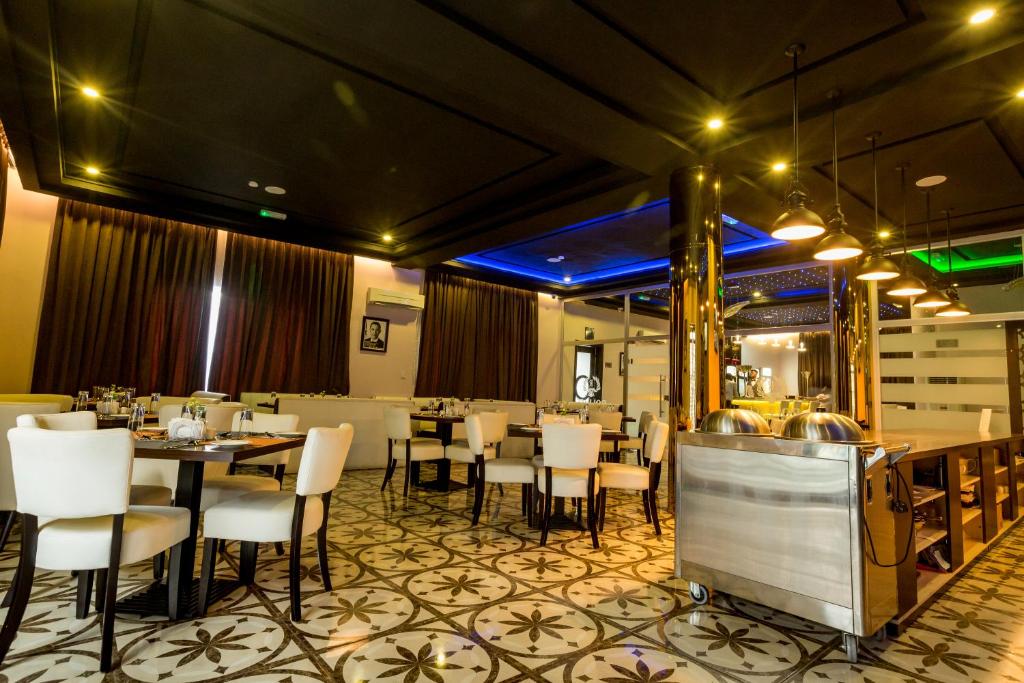 Restoran või mõni muu söögikoht majutusasutuses Rollace Hotel