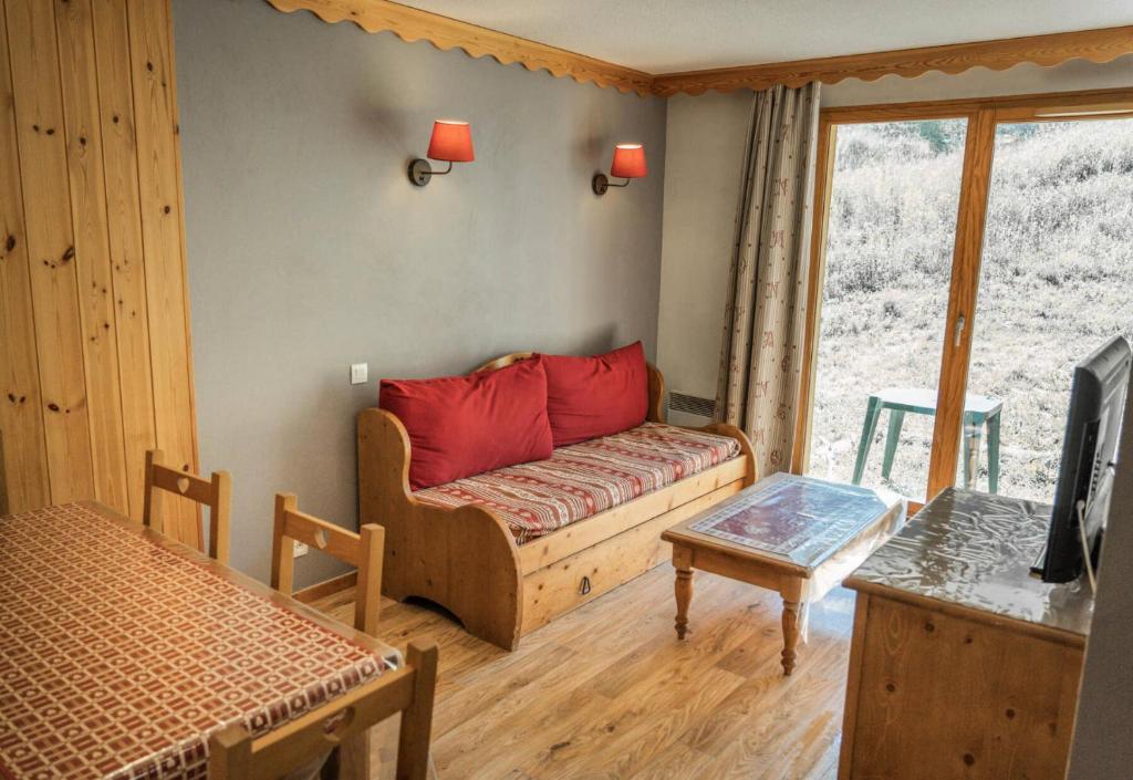 - un salon avec un canapé et des oreillers rouges dans l'établissement Résidence Les Hauts De Preclaux - Appartement 3 pièces au pied des pistes MAE-9354, aux Orres