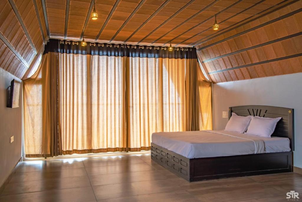 1 dormitorio con cama y ventana grande en EagleRedCasino, en Vagamon