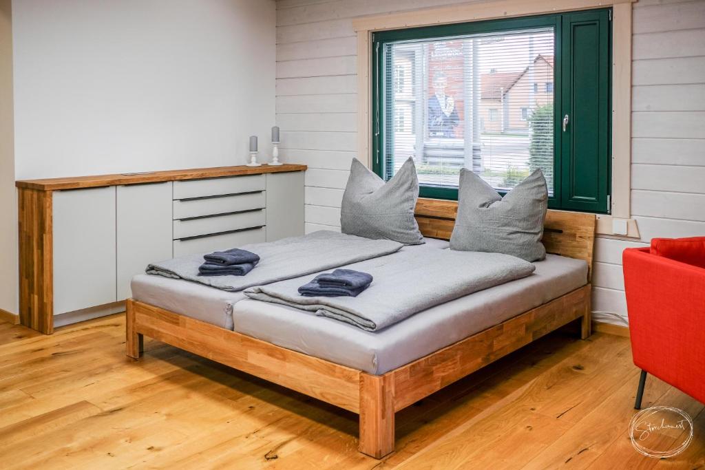 sypialnia z łóżkiem z poduszkami w obiekcie Gästewohnung Storchennest 