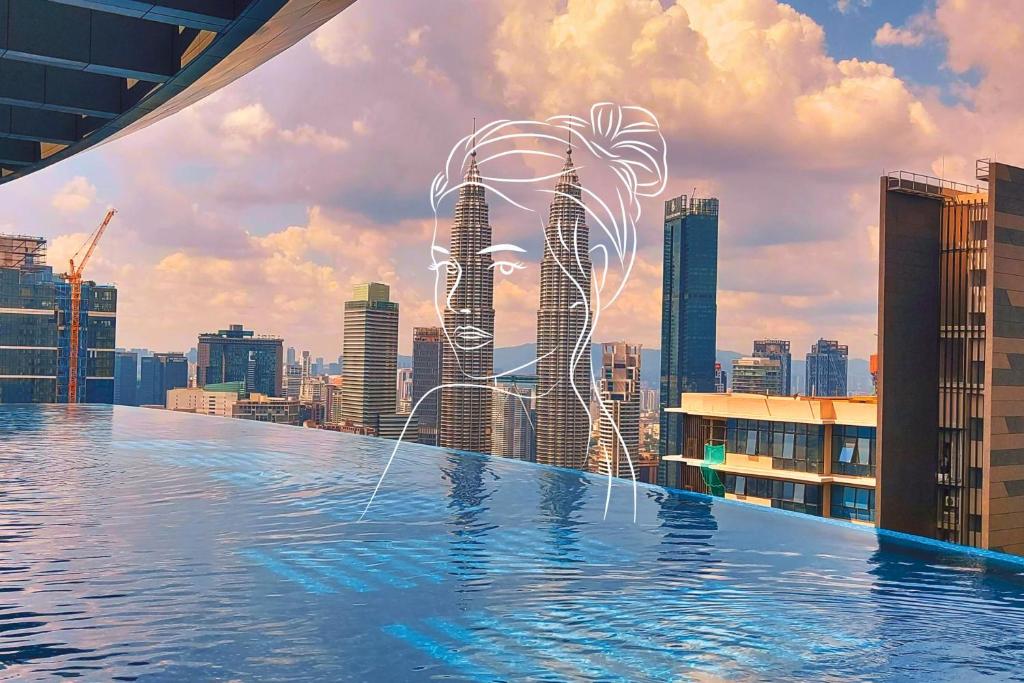 een overloopzwembad met een skyline van de stad op de achtergrond bij Eaton KLCC Suites By Elite in Kuala Lumpur