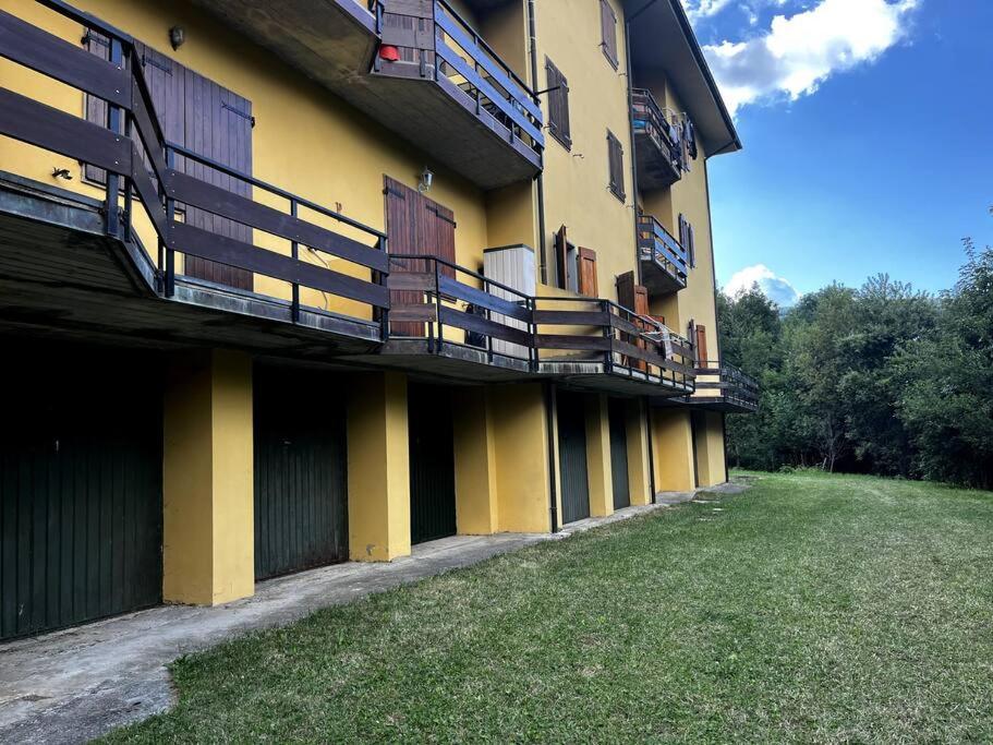 un edificio con balcones en un lateral en Cozy Mountain Apartment with Cimone view, en Faidello