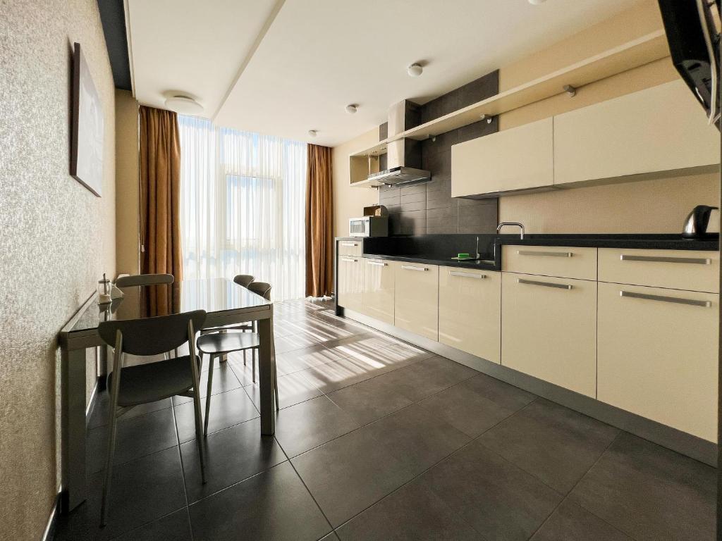 Kuchyň nebo kuchyňský kout v ubytování 12th Floor Apartments